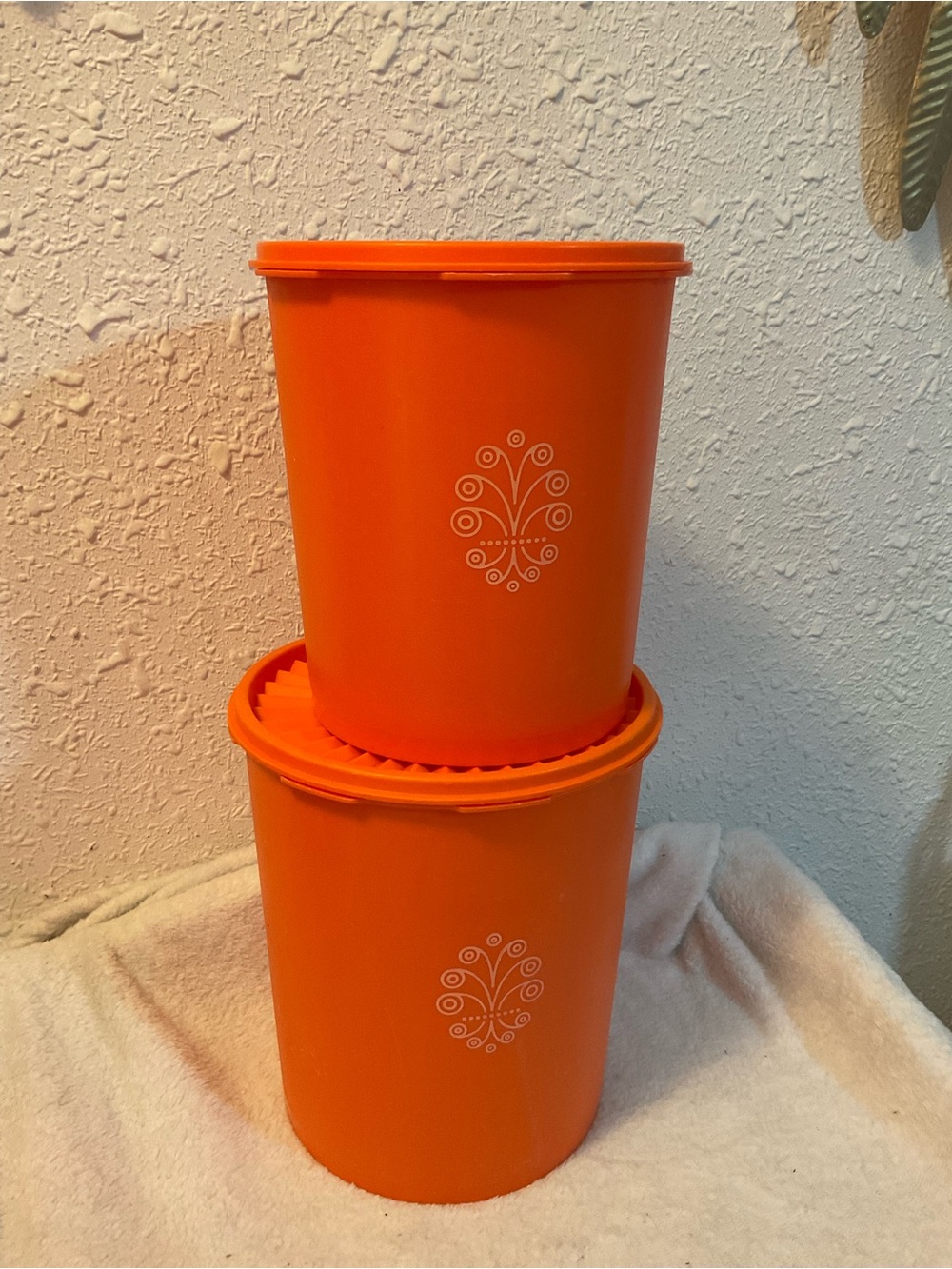 Tupperware: 2 Container Set with Lids 807-13 & 805-5 - Picture 3 of 8